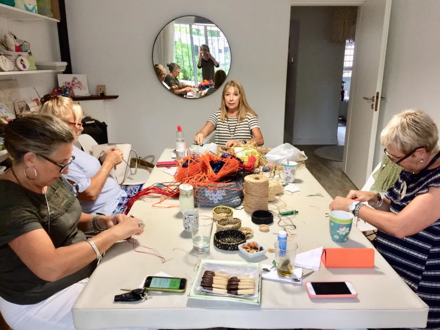 Clases regulares y clínicas de cestería y textil